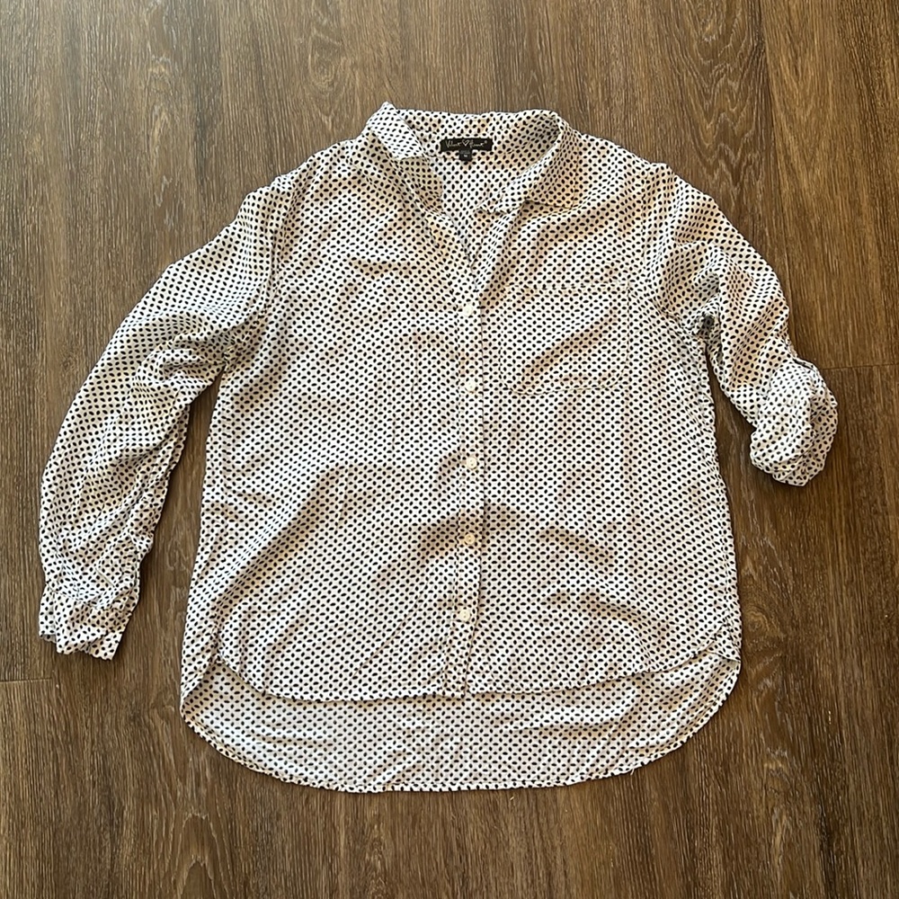 Velvet Heart Women’s Button Down. Size Medium. Has option to cuff sleeve.
